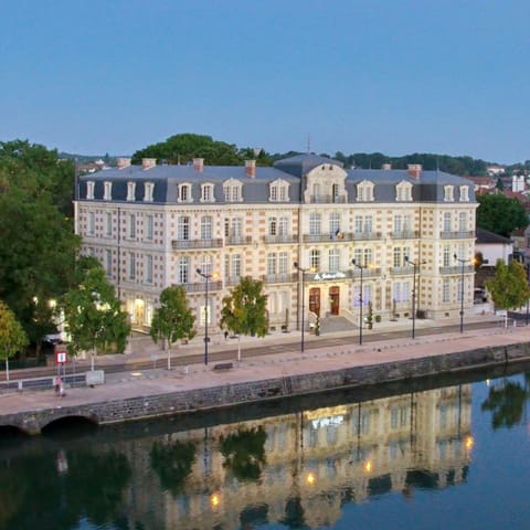 Facade/entrance, City view, River view