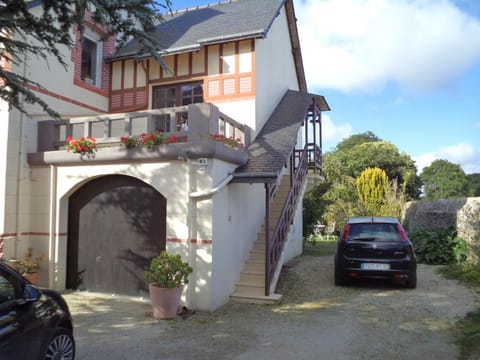 Facade/entrance, Neighbourhood
