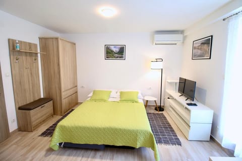 Bed, TV and multimedia, Photo of the whole room, Bedroom, wardrobe, air conditioner