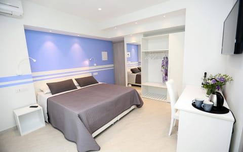 TV and multimedia, Coffee/tea facilities, Photo of the whole room, Bedroom