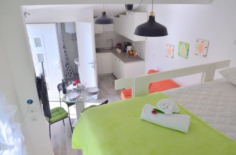 Kitchen or kitchenette, Bedroom