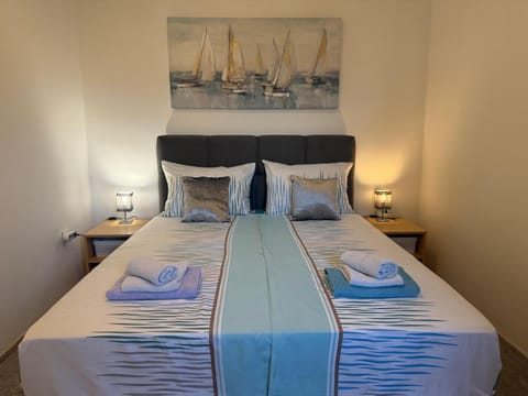 Bed, Bedroom, towels