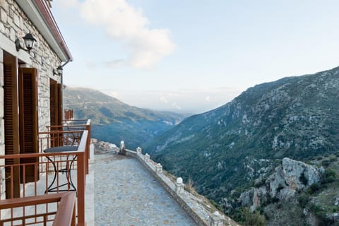 Balcony/Terrace, Mountain view, River view