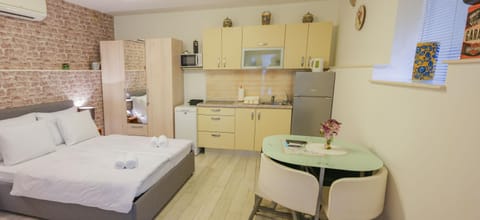 Bed, Living room, Seating area, Bedroom, stove, air conditioner