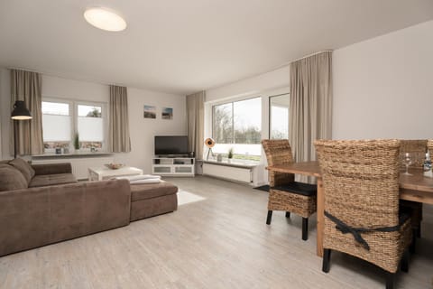 TV and multimedia, Living room, Seating area, Dining area