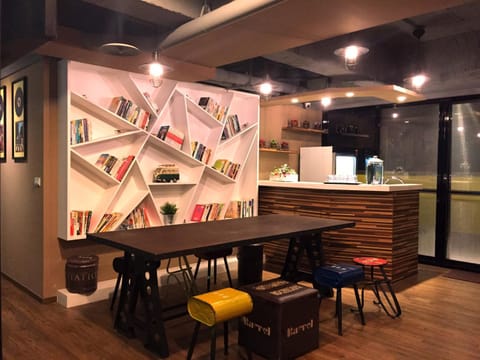 Kitchen or kitchenette, Lounge or bar