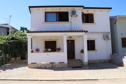 Property building, Patio, Area and facilities