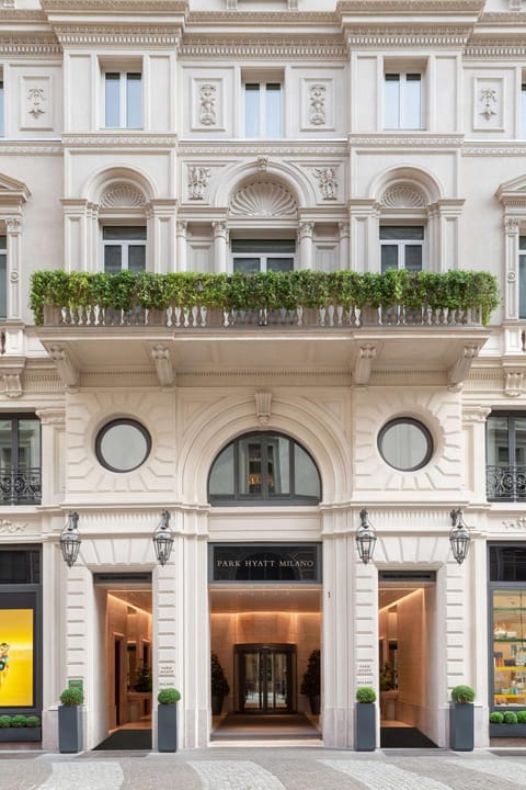 Property building, Facade/entrance, Day, City view