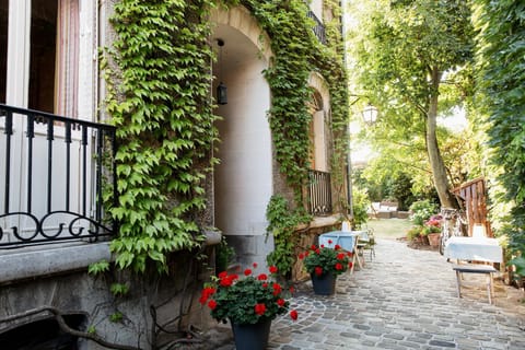 Facade/entrance