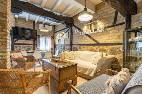 Communal lounge/ TV room, TV and multimedia, Living room, Seating area, Dining area, air conditioner