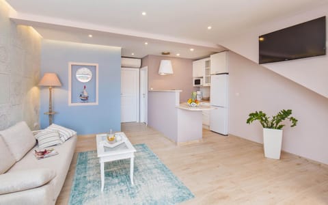 TV and multimedia, Kitchen or kitchenette, Living room, Seating area