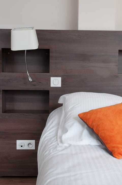 Property building, Bed, Bedroom