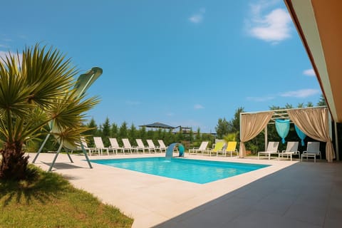 Swimming pool