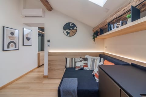 Living room, Seating area, air conditioner