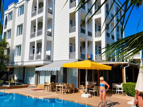 Property building, Day, Swimming pool, sunbed