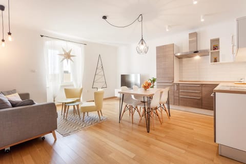 TV and multimedia, Kitchen or kitchenette, Living room, Photo of the whole room, Seating area, Dining area