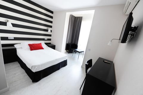 Bed, Photo of the whole room