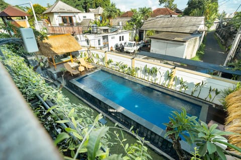 Property building, Garden, Swimming pool