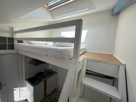 ECO STUDIOS mezzanine wifi stationnement rue gratuit terrasse dans jardin House in Rouen