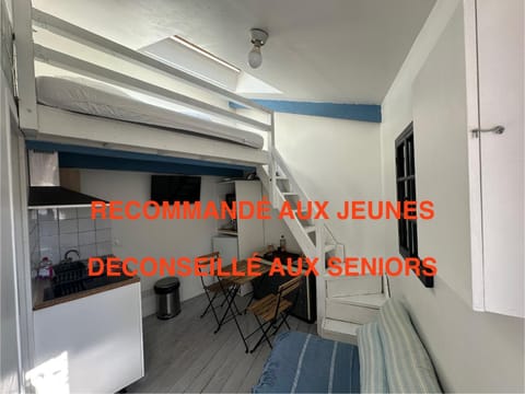 ECO STUDIOS mezzanine wifi stationnement rue gratuit terrasse dans jardin House in Rouen