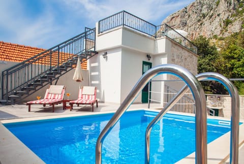 Property building, Patio, Day, Mountain view, Swimming pool