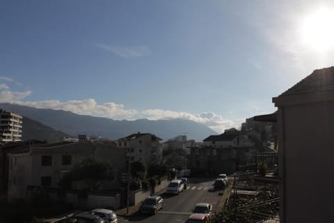 Day, Neighbourhood, Natural landscape, Street view, Parking