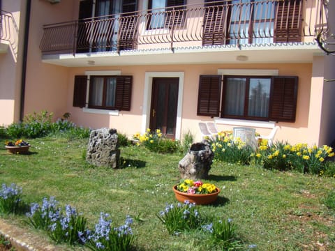 Facade/entrance, Garden, Balcony/Terrace