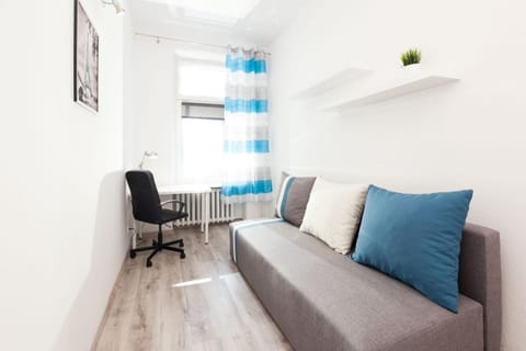 Bed, Photo of the whole room, Seating area, Bedroom, hair dresser