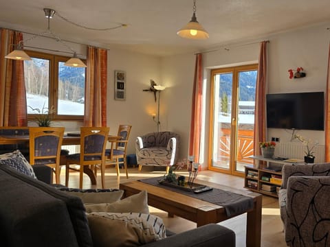 Communal lounge/ TV room, TV and multimedia, Seating area