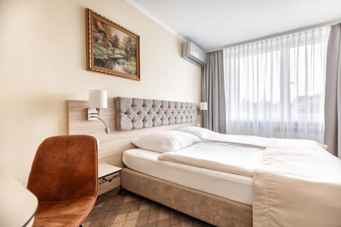 Bed, Living room, Photo of the whole room, Seating area, Bedroom, air conditioner