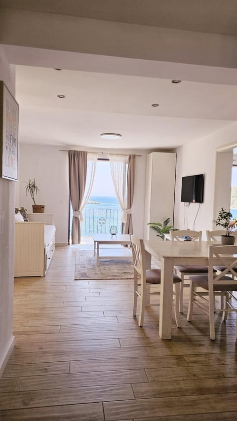 Natural landscape, TV and multimedia, Living room, Seating area, Dining area, Sea view