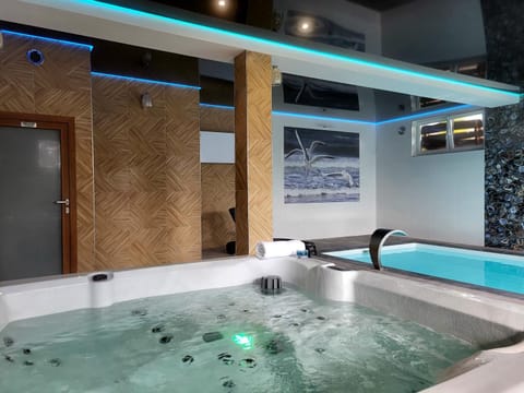 Hot Tub, Swimming pool