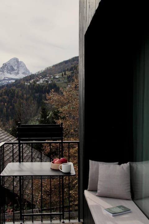 Natural landscape, View (from property/room), Balcony/Terrace, Seating area, Dining area, Mountain view