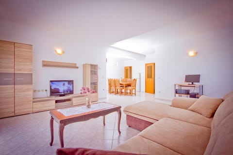 TV and multimedia, Living room, Dining area