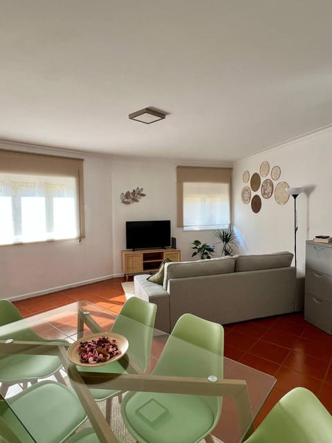 Communal lounge/ TV room, TV and multimedia, Living room, Seating area, Dining area