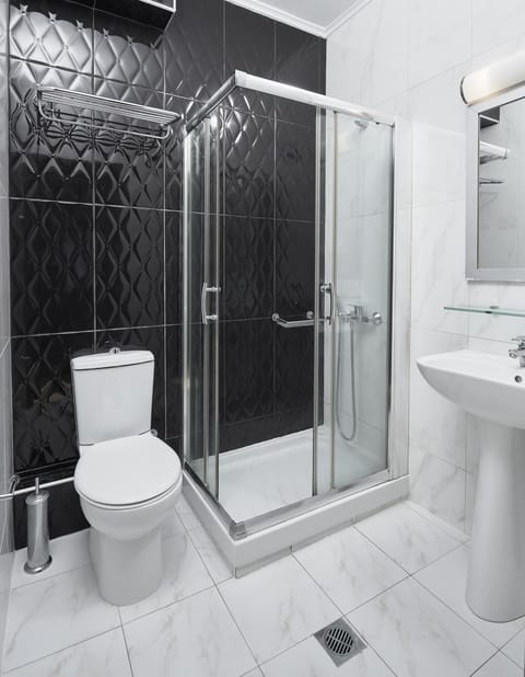 Shower, Toilet, Bathroom, towels