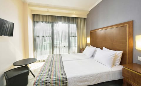 Bed, TV and multimedia, Photo of the whole room, hair dresser