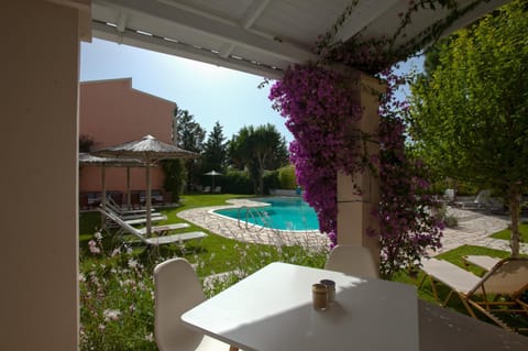 Restaurant/places to eat, Garden view, Pool view, sunbed