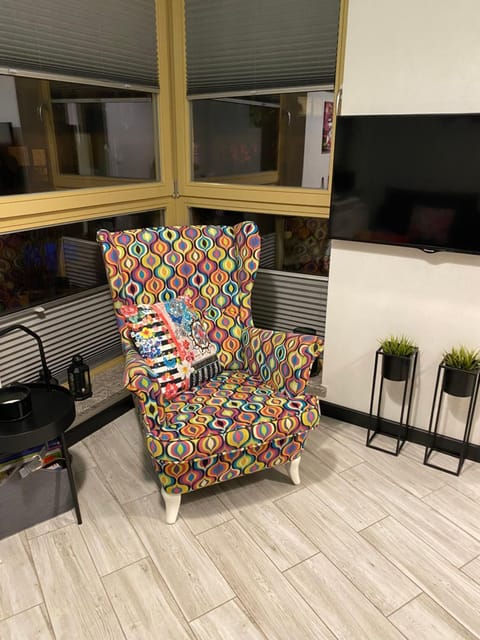 Communal lounge/ TV room, TV and multimedia, Living room, Seating area, Evening entertainment