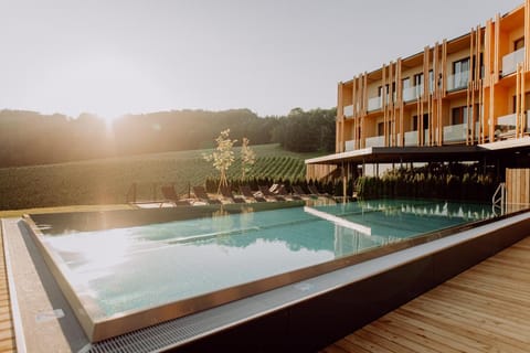 Property building, Day, Natural landscape, Garden, Spa and wellness centre/facilities, Pool view, Swimming pool, Sunrise