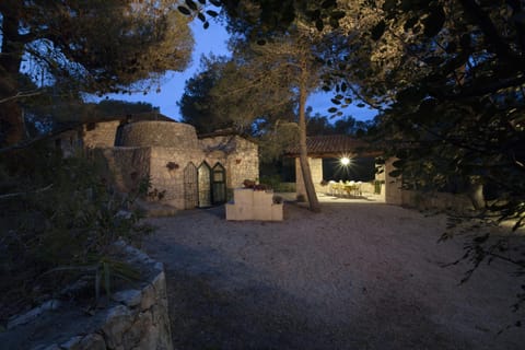 Property building, Facade/entrance, Natural landscape, Garden, Garden view