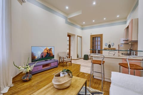 TV and multimedia, Kitchen or kitchenette, Living room, Dining area