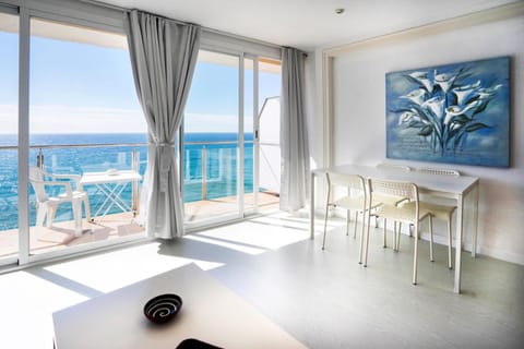 View (from property/room), Balcony/Terrace, Dining area, Sea view
