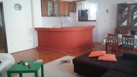 TV and multimedia, Coffee/tea facilities, Kitchen or kitchenette, Living room, Seating area, Dining area