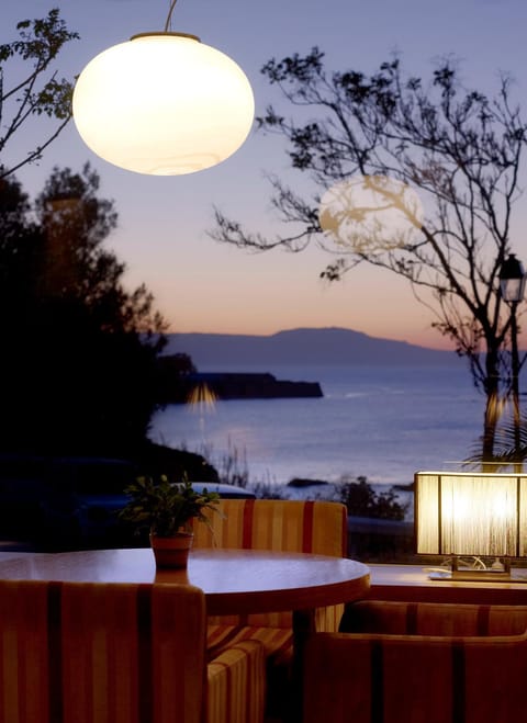 Restaurant/places to eat, Lounge or bar
