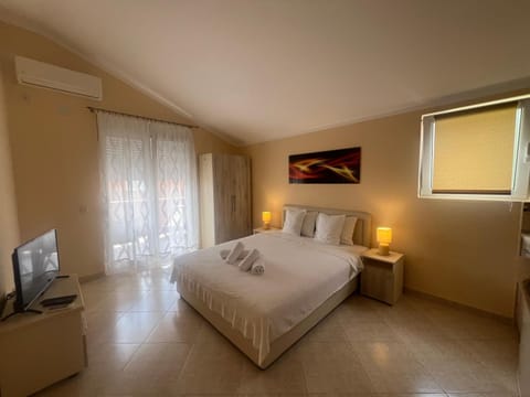 Bed, TV and multimedia, Bedroom, air conditioner