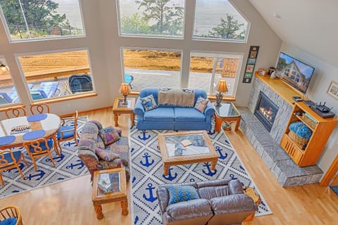 Beachfront Moclips Retreat w Hot Tub Fire Pit House in Moclips