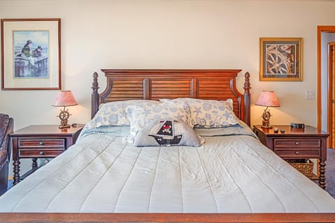 Beachfront Moclips Retreat w Hot Tub Fire Pit House in Moclips