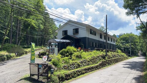 Property building, Day, Neighbourhood, Natural landscape, Garden, Street view