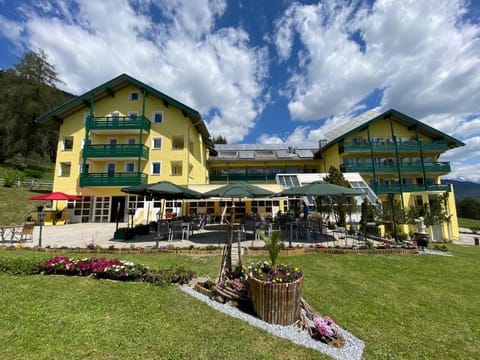 Patio, Restaurant/places to eat, Facade/entrance, Balcony/Terrace